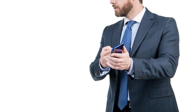 Профессиональный мужчина с обрезанным видом держит мобильный телефон изолированным на белом копировальном пространстве, мобильный звонок