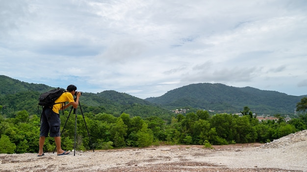 高山でのプロの男性写真撮影タイのプーケットでの風景自然の眺め。