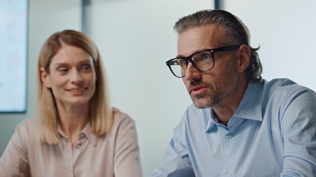 Photo professional man talking colleagues office business couple presenting project