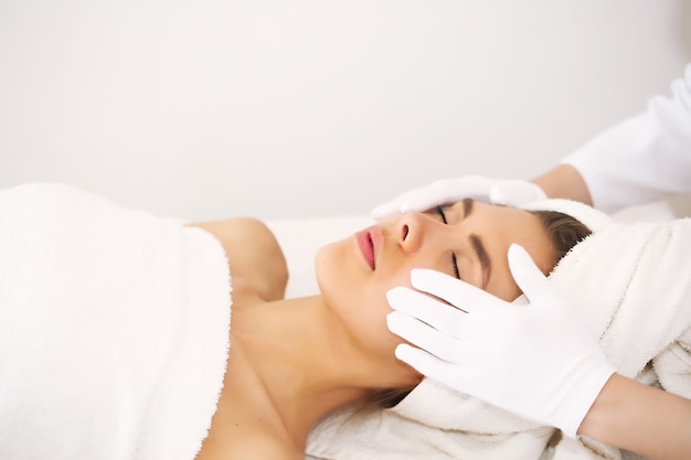 Photo professional masseur doing massage of female back in the beauty salon.