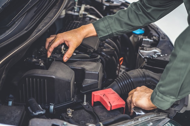 車の修理とメンテナンスサービスを提供するプロの整備士の手
