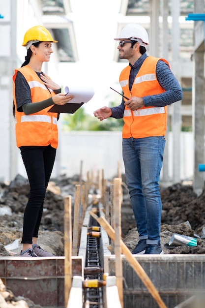 Team di ingegneri meccanici professionisti che lavorano in cantiere