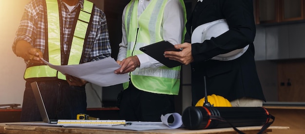 전문 기계 엔지니어 팀 금속 선반 산업 제조 공장에서 개인용 컴퓨터 작업 선반 기계 제품 품질 검사 엔지니어