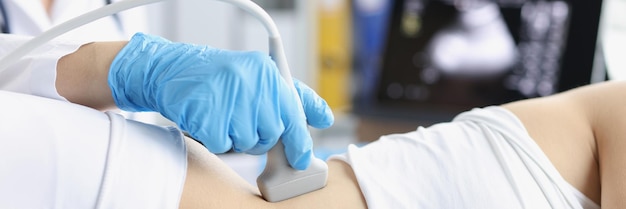 L'operatore medico professionista esamina il corpo dei clienti con lo strumento ad ultrasuoni