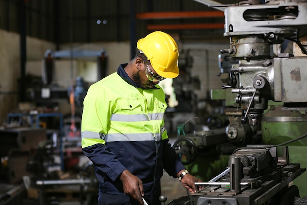 プロの男性エンジニア労働者スキル品質維持トレーニング業界工場労働者倉庫工場オペレーターのためのワークショップ機械工学チームの生産