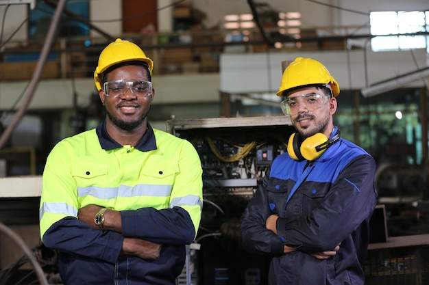 プロの男性エンジニア労働者スキル品質維持トレーニング業界工場労働者倉庫工場オペレーターのためのワークショップ機械工学チームの生産