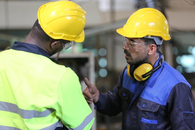 Professionisti uomini ingegnere abilità del lavoratore qualità manutenzione formazione industria operaio magazzino officina per operatori di fabbrica produzione di team di ingegneria meccanica