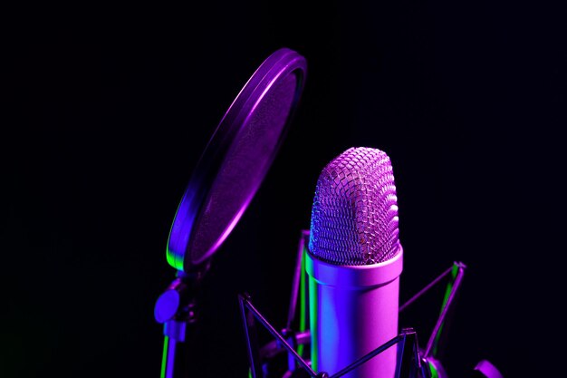 Фото Профессиональный микрофон на черном фоне в студии