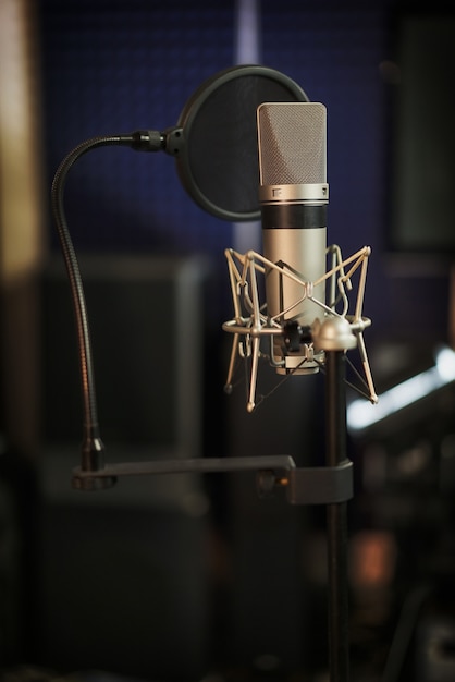 Foto microfono professionale in studio di registrazione.