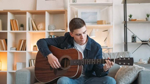 プロのギターミュージシャン 芸術家 熟練した才能のある演奏家 弦を弾く練習する男