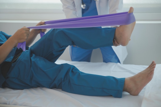 병원에서 작은 환자의 다리를 검사하는 전문 정형외과 의사