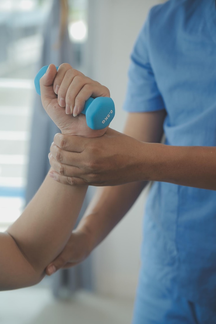 Photo professional orthopedist examining little patient's leg in clinic
