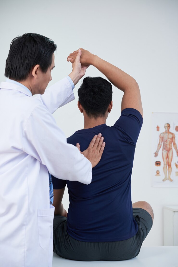 Photo professional osteopath at work with patient