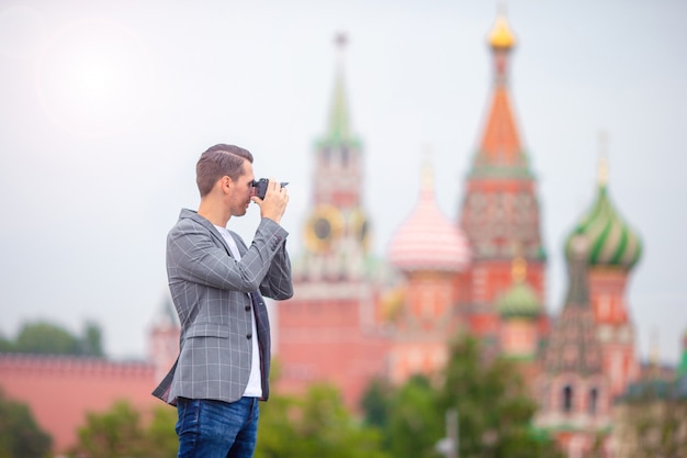 Профессиональный фотограф, фотографирующий город