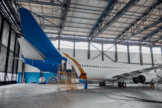 Photo professional plane expluatation service in big hangar