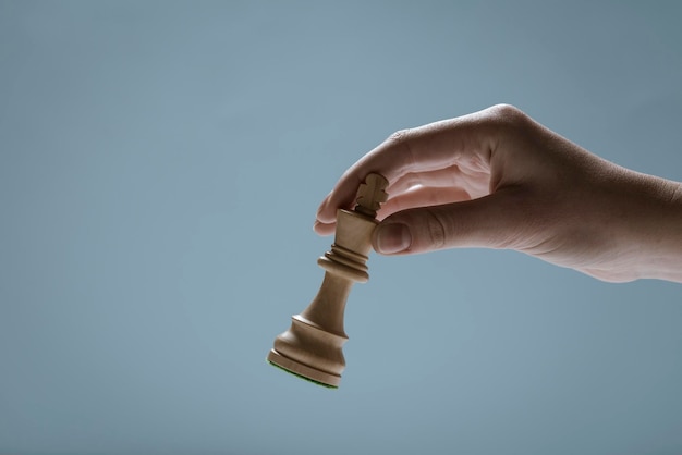 Фото Профессиональный игрок с шахматной фигурой концепция стратегических игр