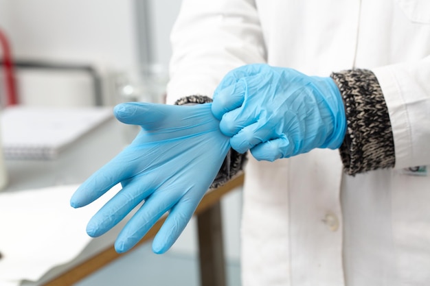 Фото Профессиональная подготовка со стерильными голубыми перчатками в лаборатории