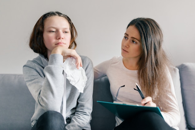 10代の女の子と話しているプロの心理学者