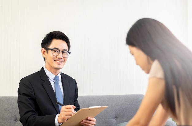 女性と話しているプロの心理学者