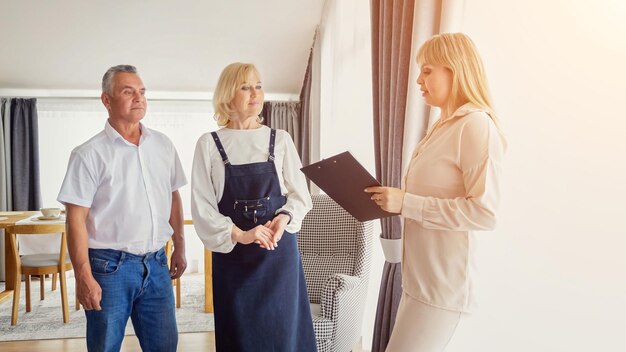 Foto un agente immobiliare professionista mostra gli interni della residenza del cottage alla figlia adulta e al padre anziano la donna vuole acquistare una casa accogliente per i genitori anziani luce del sole