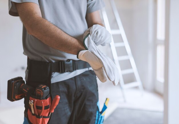 Foto reparatore professionista che indossa guanti protettivi