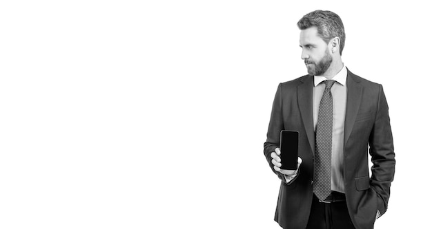 スーツを着たプロの販売員男は、白いコピー スペース電話セールスマンに分離されたモバイル デバイスを保持します。