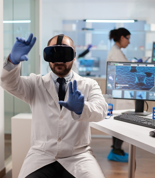 Foto scienziato professionista che utilizza l'innovazione medica in laboratorio