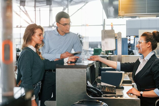 Photo professional service young couple is in the airport together