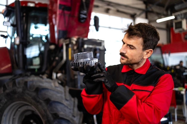 Foto servizio professionale di manutenzione delle trasmissioni dei trattori all'interno dell'officina