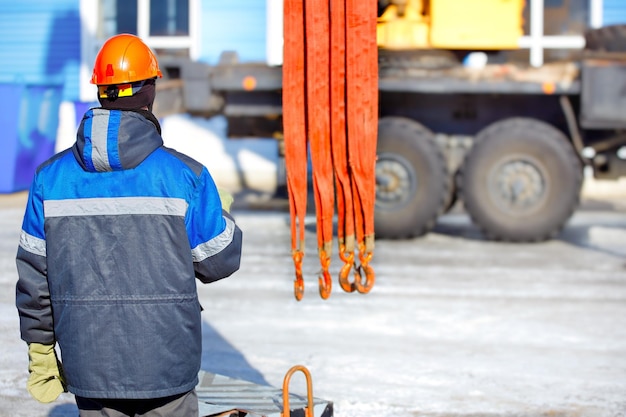 L'imbracatura professionale nel casco da costruzione in fabbrica scarica il carico formazione di caricamento