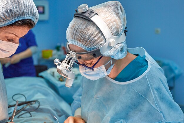 Профессиональные умные интеллектуальные хирурги, стоящие рядом с пациентом и выполняющие операцию, спасая при этом его жизнь
