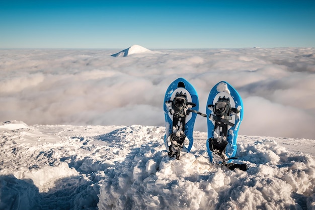 高い冬のカルパティア山脈の雪の上のプロのスノーシュー