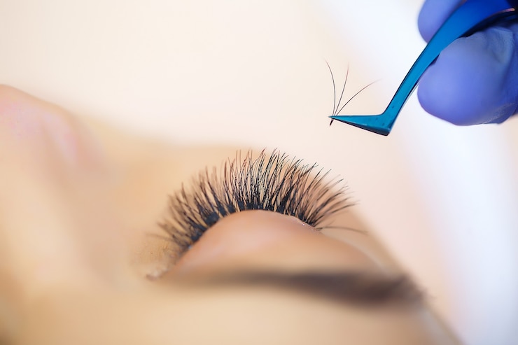 Photo professional stylist lengthening female lashe