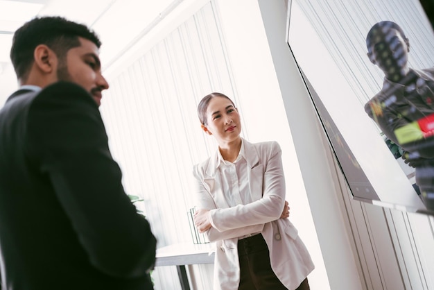 Foto una donna d'affari asiatica di successo presenta un investimento in azioni o un grafico crittografico