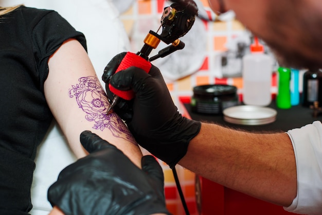 Professional tattoo artist makes tattoo