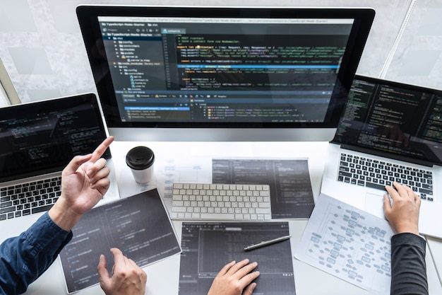 IT企業のソフトウェア開発コンピューターのプロジェクトに取り組んでいるプログラマーのプロフェッショナルチーム