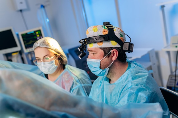 Профессиональная команда хирургов-проктологов, проводящих операцию с использованием специальных медицинских устройств в операционной в больнице Срочная хирургическая концепция