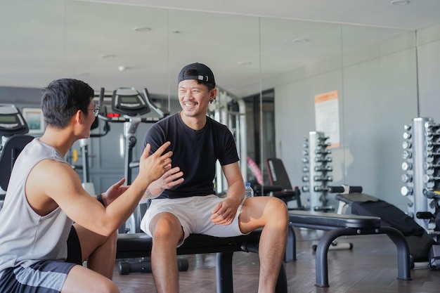 Foto colloquio di allenatore professionista e membro motivante durante il riposo dopo l'allenamento