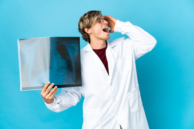 Photo professional traumatologist man smiling a lot