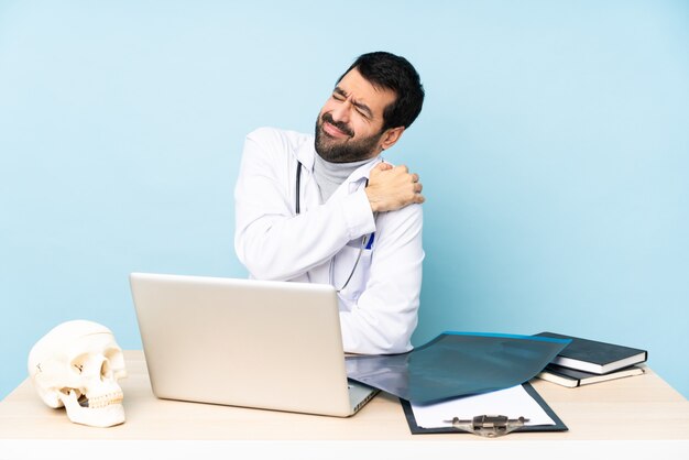 Professional traumatologist in workplace suffering from pain in shoulder for having made an effort