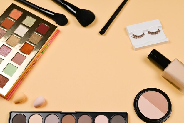 Prodotti per il trucco professionale alla moda con prodotti cosmetici di bellezza, fondotinta, rossetto, ombretti, ciglia, pennelli e strumenti.