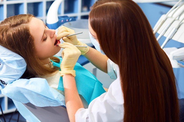 전문 여성 치과 의사 일하는 여성 치과 진료소 여성 치과 의사 치아를 돌보는
