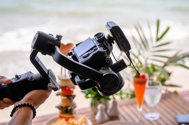 Foto lavoro professionale con fotocamera mirrorless e microfono wireless su stabilizzatore cardanico