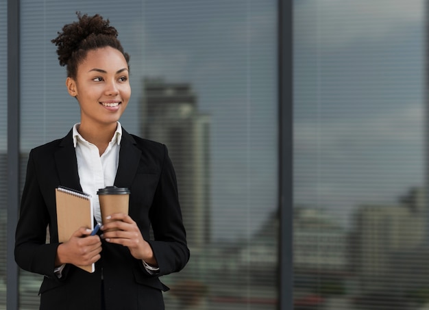 Foto sorridere professionale della donna lavoratrice