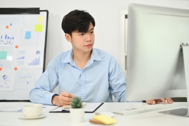 현대 사무실에서 상업 및 마케팅 프로젝트에 종사하는 전문 젊은 아시아 사업가