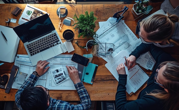 professionals aan het bureau met laptop