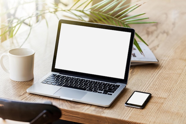 Professioneel aan het werk Bovenaanzicht van een man die op een laptop werkt terwijl hij op zijn werkplek zit