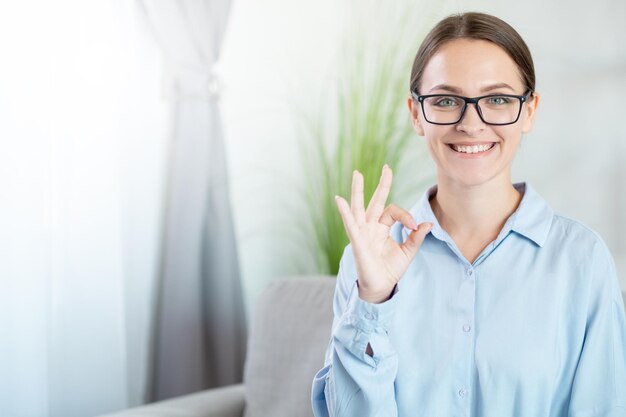 Professioneel advies vrolijke zakenvrouw oké