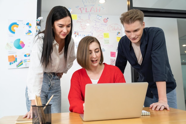 Professioneel bedrijfsteam dat samenwerkt in het start-upproject Immaculate