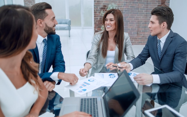 Professioneel commercieel team dat nieuwe ideeën bespreekt